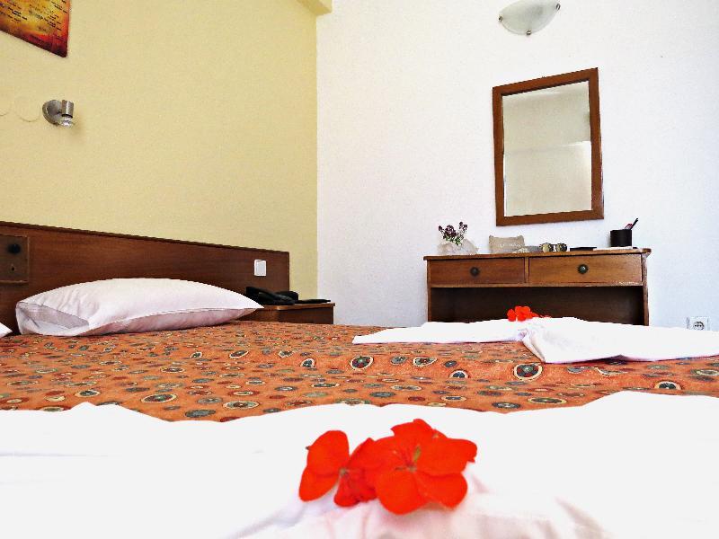 Maritime Hotel Apartments Petaloudes Bagian luar foto
